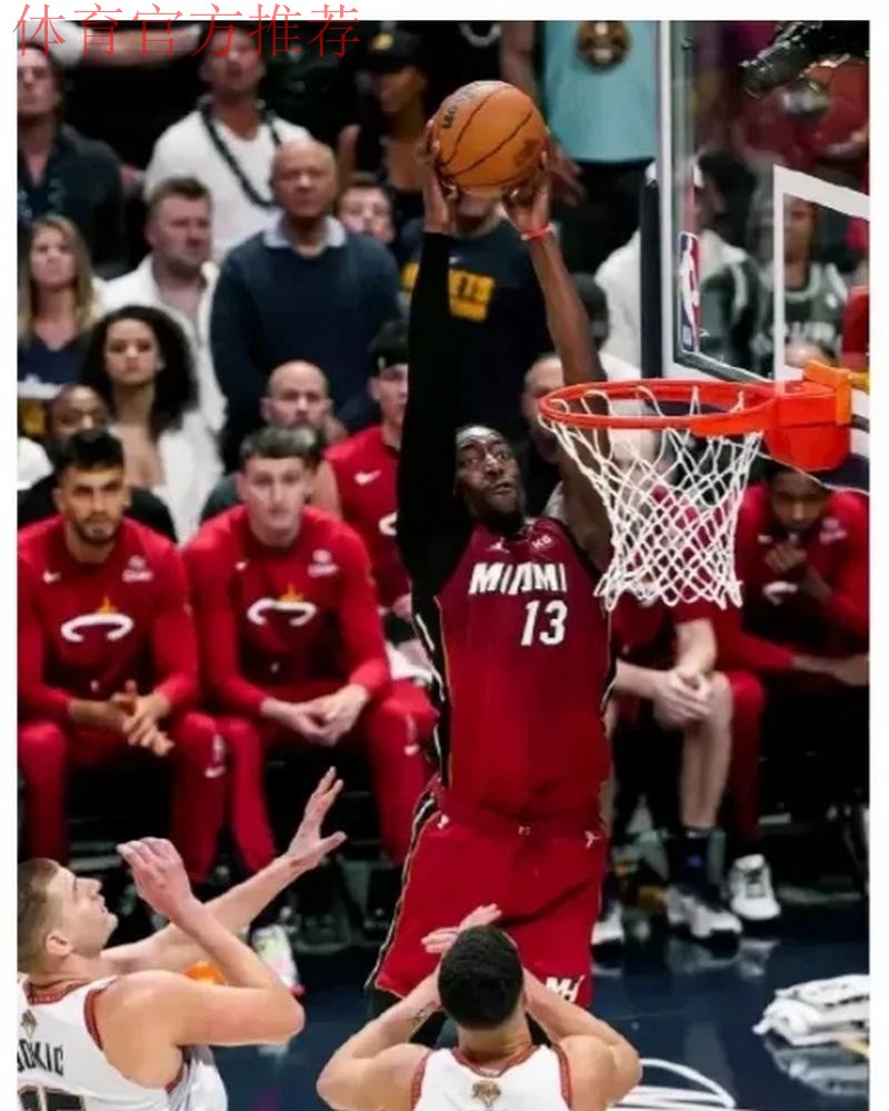 阿德巴约上半场7中4，三分3中1得到13分9篮板2助攻1抢断