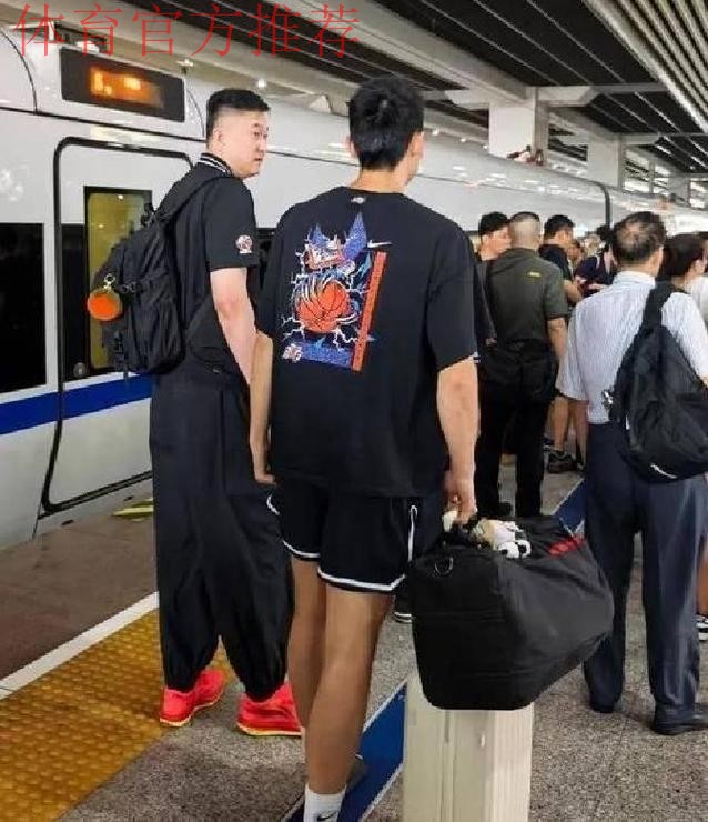 入乡随俗!广东新援入队仪式来了 球迷调侃这才是正式加盟 入乡随俗!广东新援入队仪式来了 球迷调侃这才是正式加盟